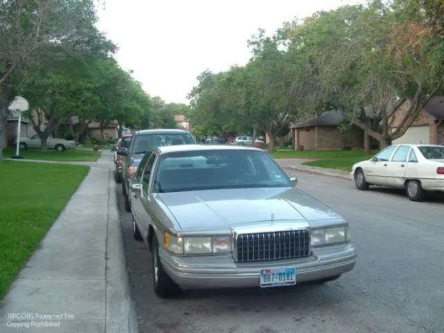 1994 lincoln town car - low miles. good condition