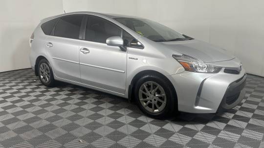 2017 Toyota Prius v (+) 5 door