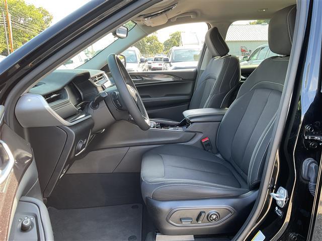2023 jeep grand cherokee l laredo 4x4