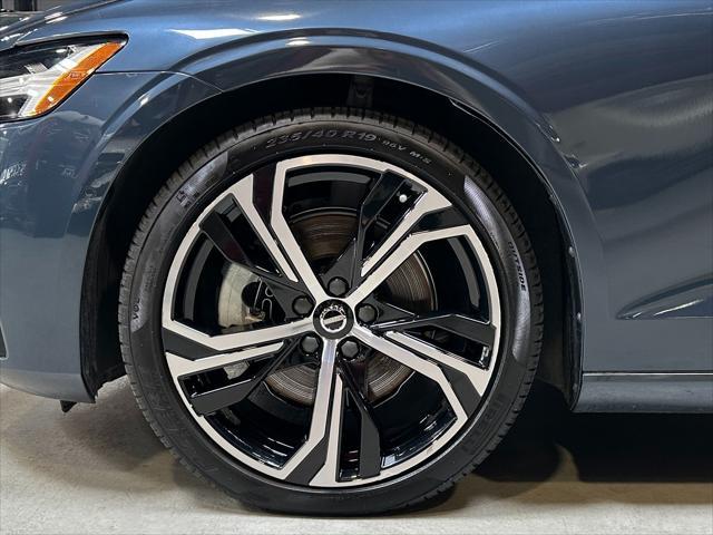 2024 volvo s60 plus dark theme