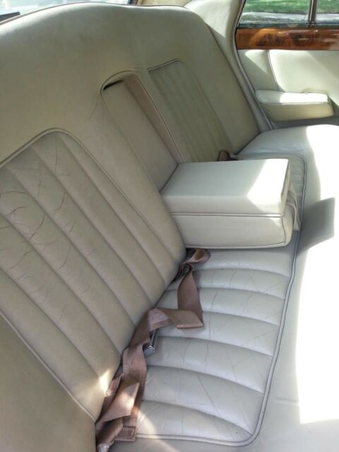 1969 rolls-royce silver shadow - standard saloon - black & silver two tone