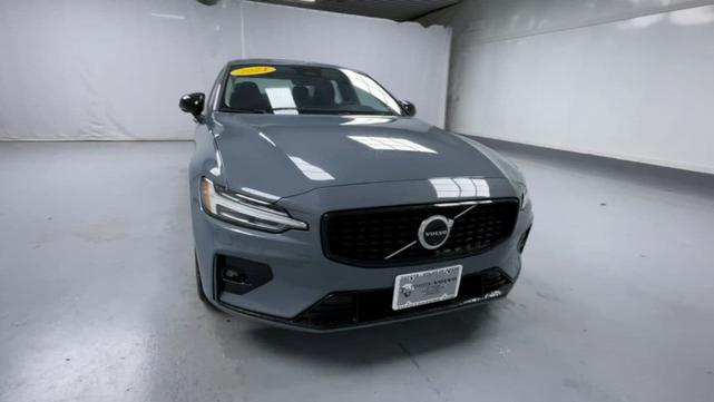 2024 volvo s60 plus dark theme