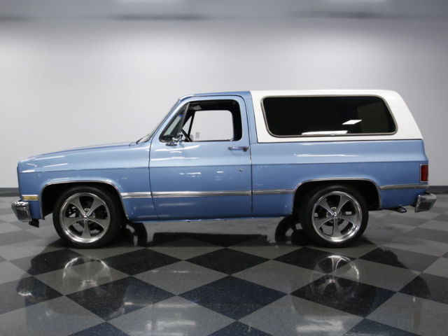 very clean, 350 v8, 700r4 auto, a/c, nice paint, nice int, pwr 4 whl discs, a+!