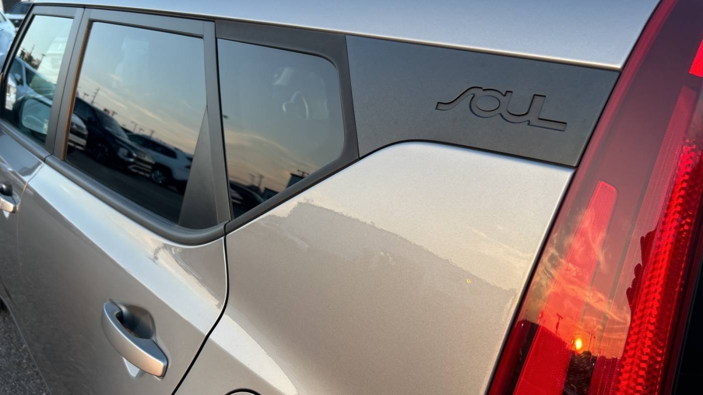 2022 kia soul lx