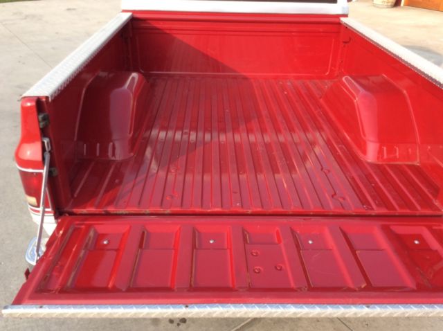 87 gmc short bed 4x4 sierra classic near perfect, no rust ever. chevy red/white