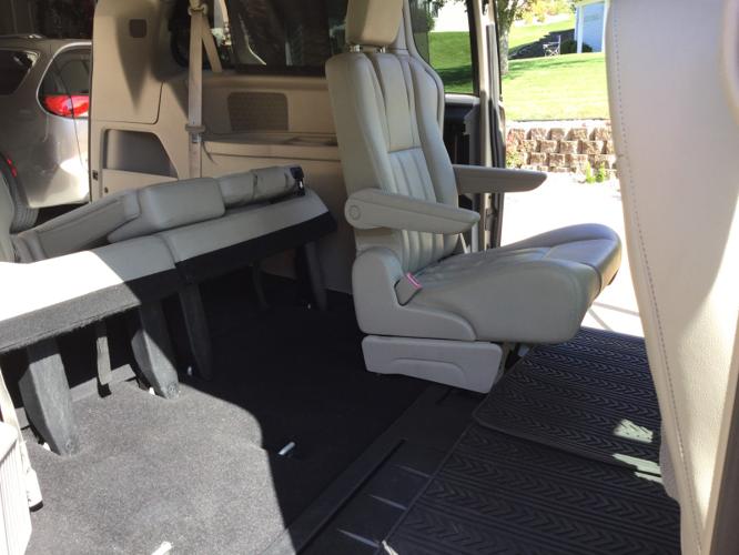 used 2013 chrysler town & country limited la crescent, mn 55947 for sale in dresbach, minnesota