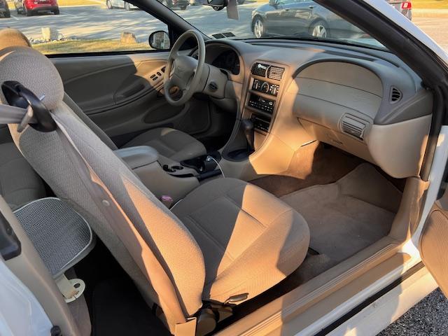 1999 ford mustang base
