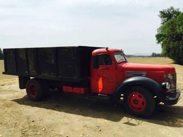 rare running 1945 international k7 2-ton truck with hoist and flatbed with sides