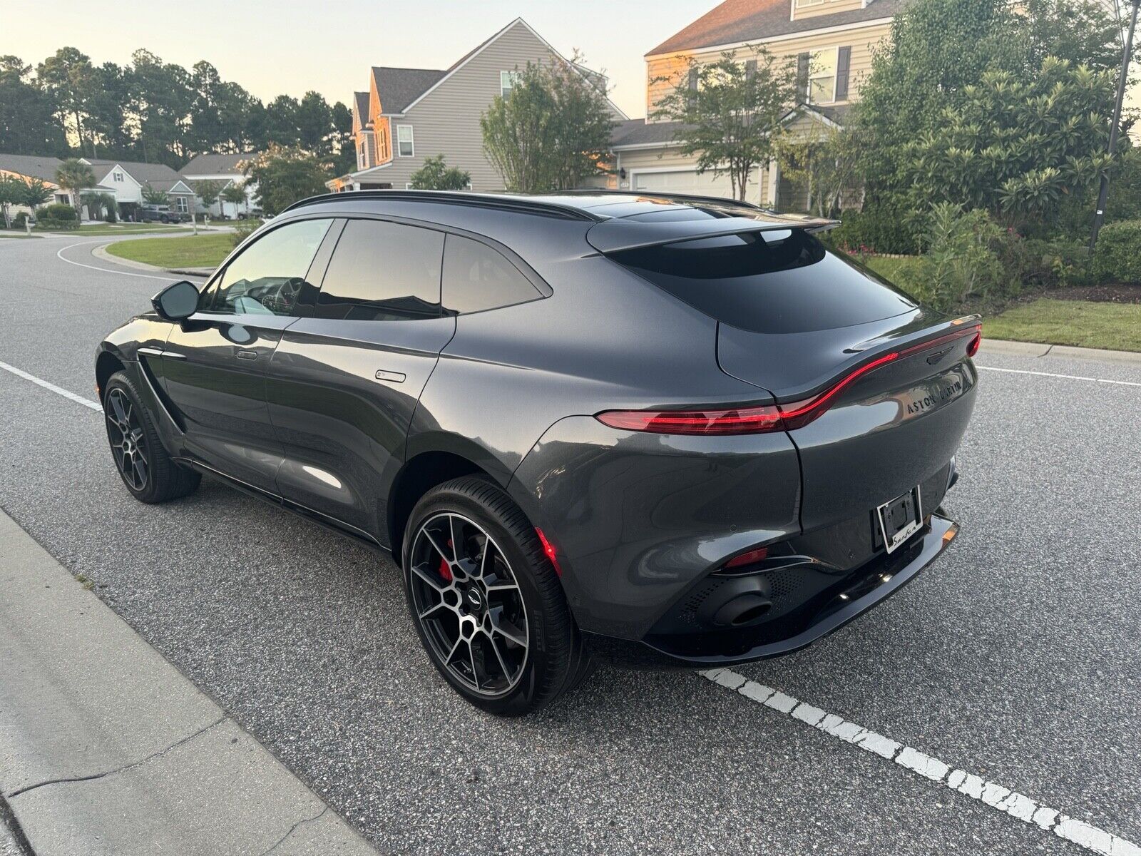 2023 aston martin dbx