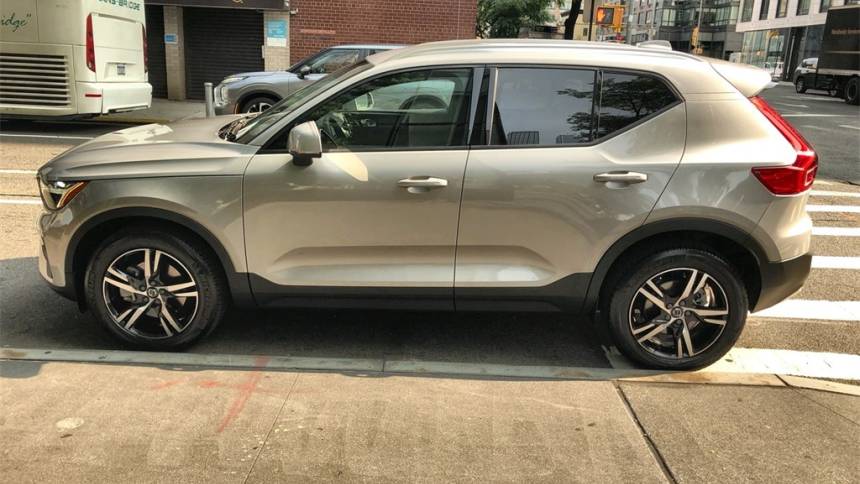 2023 volvo xc40 b5 core