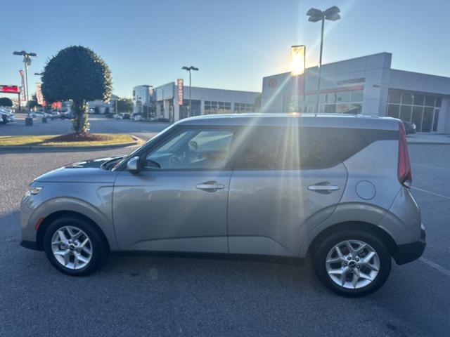 2022 kia soul lx