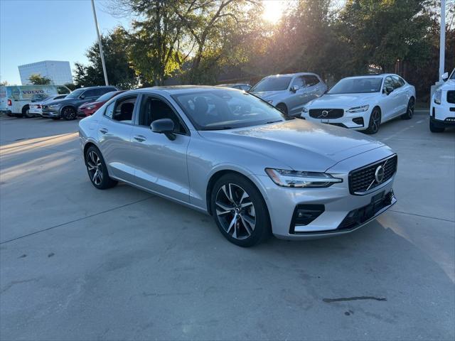 2024 volvo s60 b5 plus dark theme