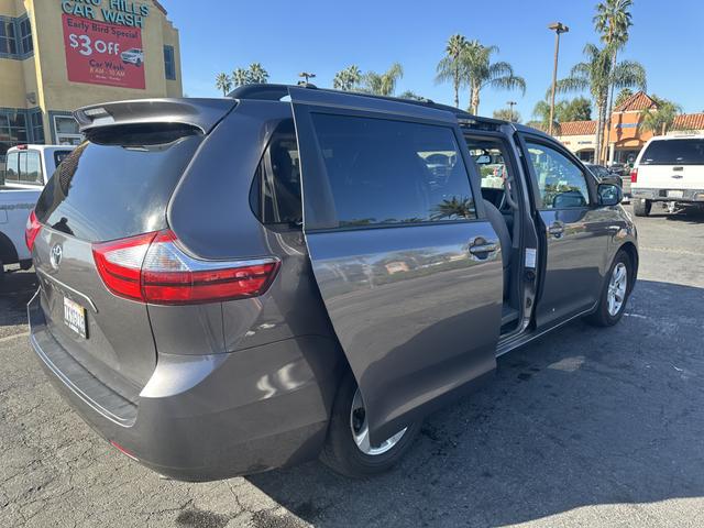 2017 toyota sienna le