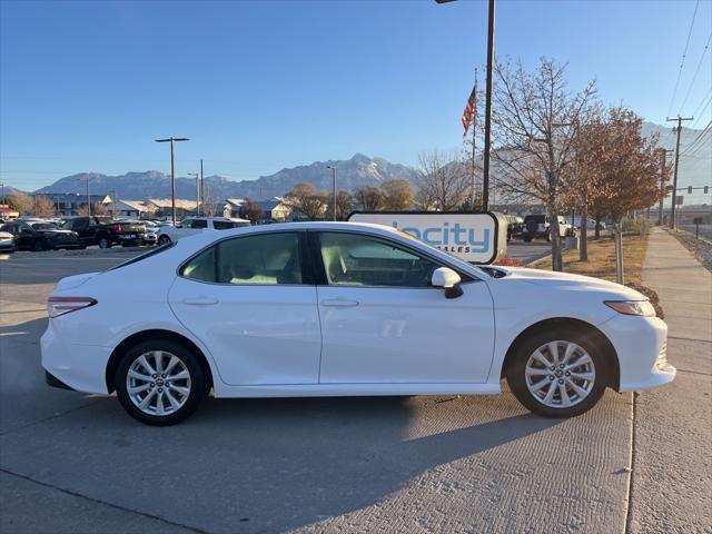 2019 toyota camry le