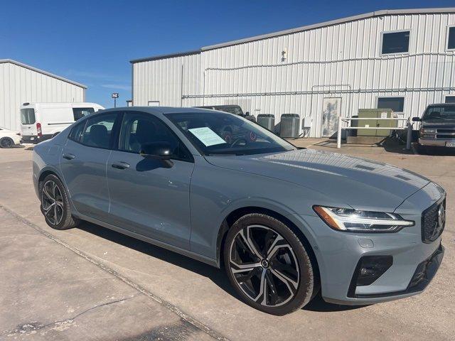 2024 volvo s60 b5 plus dark theme