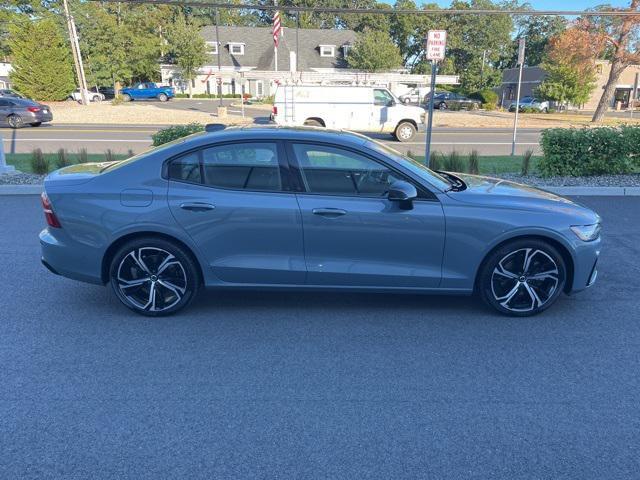 2024 volvo s60 b5 plus dark theme