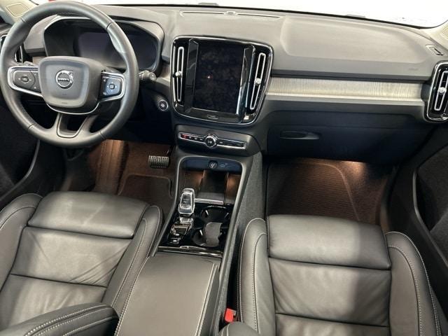 2023 volvo xc40 b5 plus dark theme