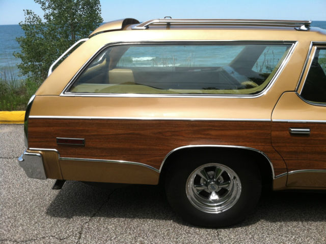 1974 plymouth fury sport suburban wagon (chrysler mopar dodge)