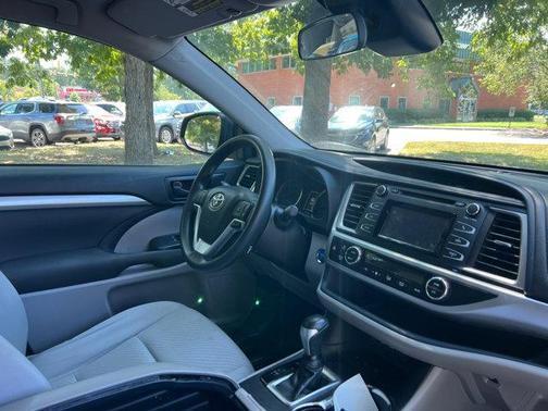 2019 toyota highlander hybrid in co bluffs, iowa