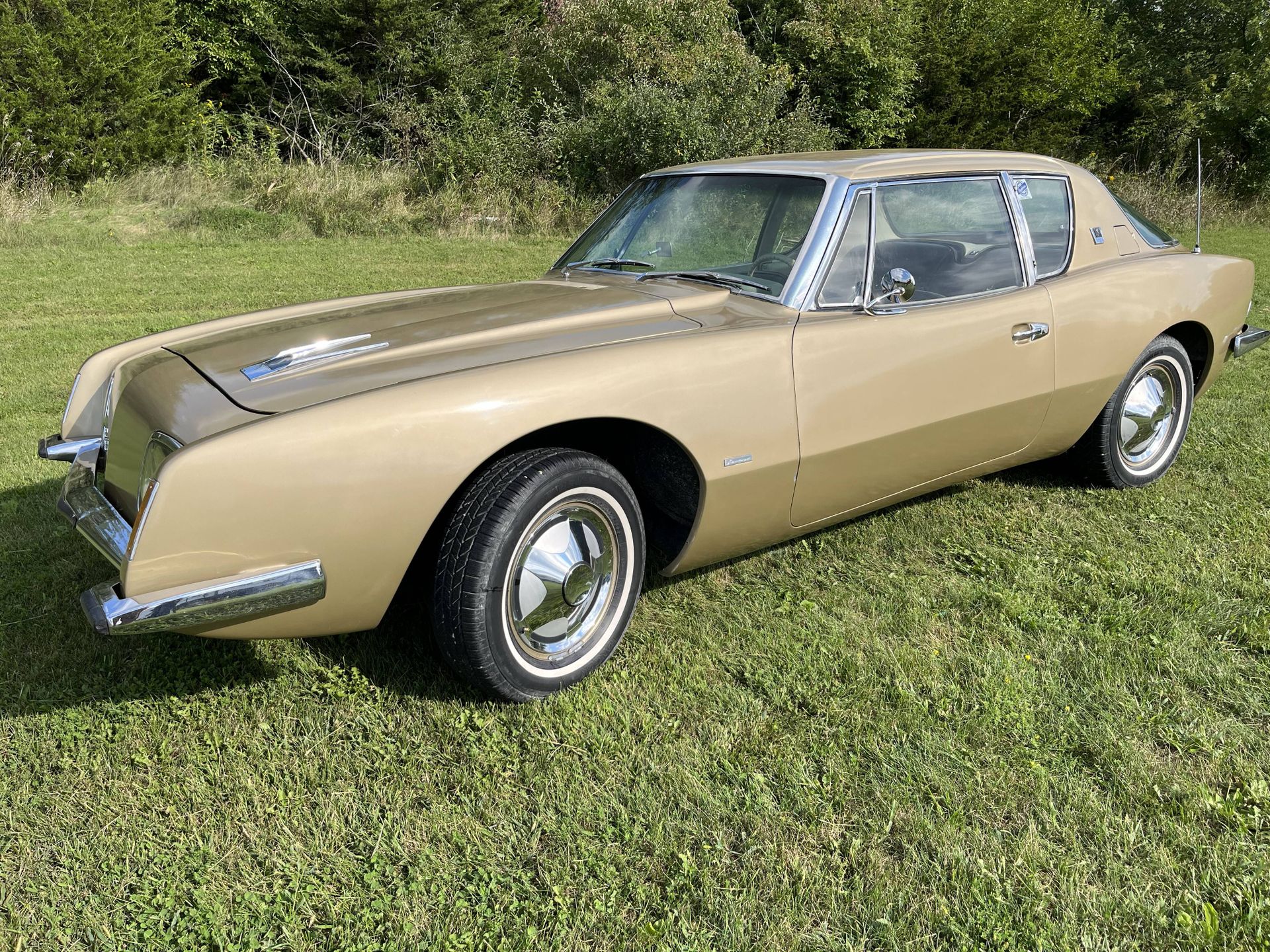 1964 studebaker avanti r2 with a four-speed
