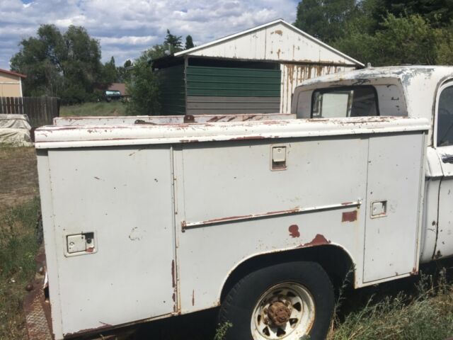 1964 dodge w200 4 door a navy truck 6 cylinder 4 speed runs but doesn't drive