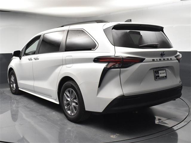 2022 toyota sienna xle 8 passenger
