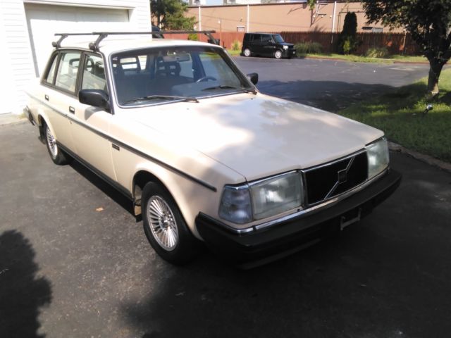 volvo classic 240 dl 1989 low miles like new ---- no reserve auction