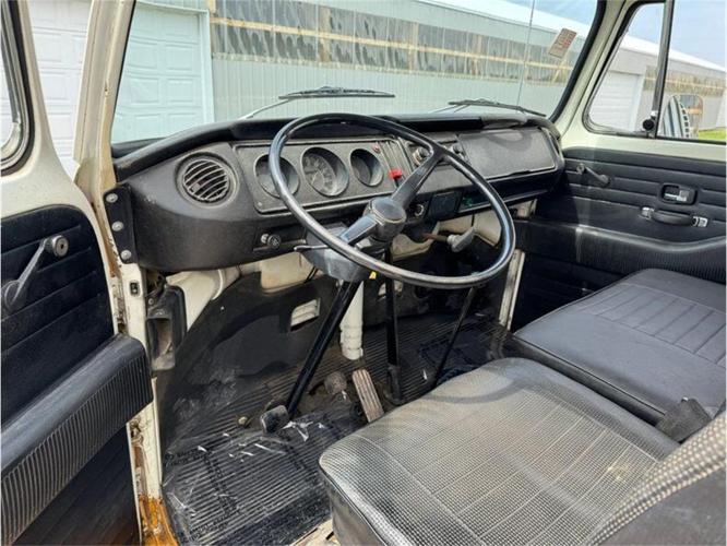 1971 volkswagen transporter in staunton, illinois