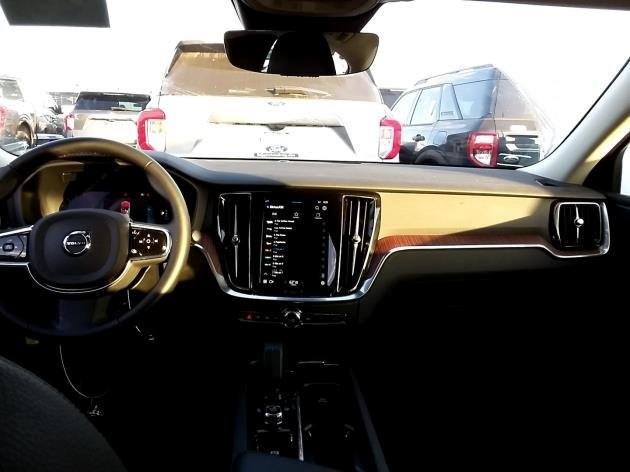 2024 volvo s60 b5 plus dark theme