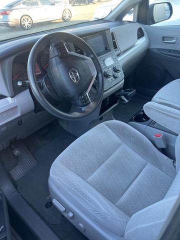 2017 toyota sienna le