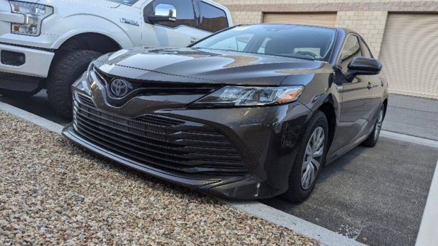 2019 toyota camry hybrid le