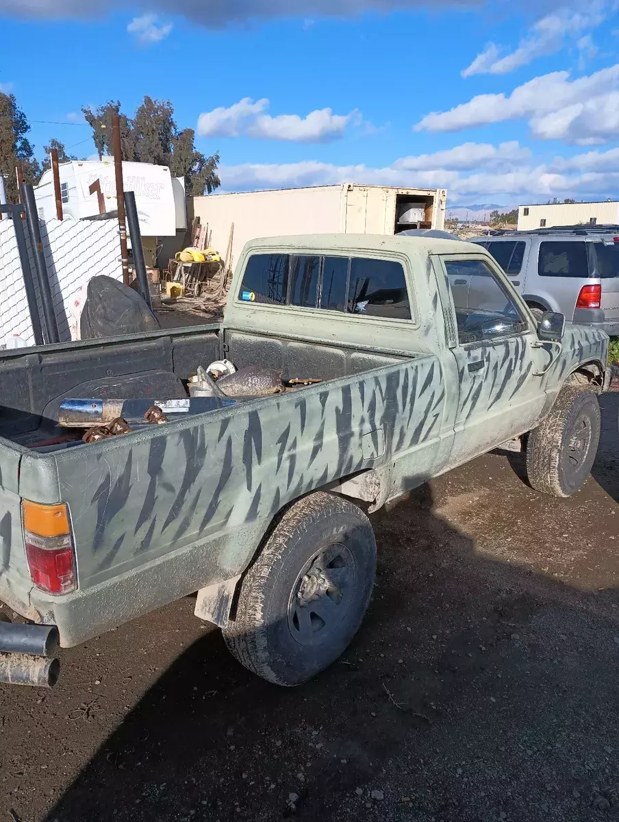 1986 toyota pickup pickup green rn63 std