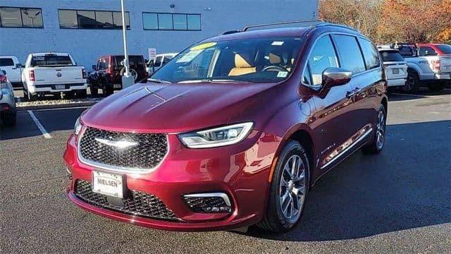 2022 chrysler pacifica hybrid pinnacle in morristown, new jersey