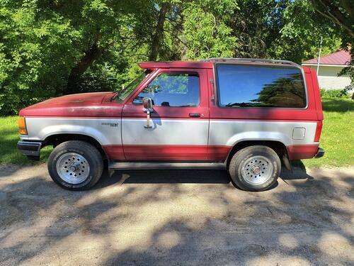 1989 bronco ii maroon and grey. it has new tires. no rust and in mint condition