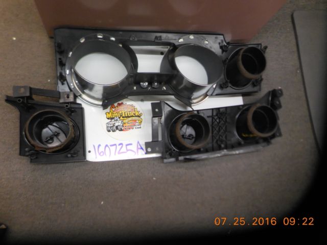05-09 mustang cluster bezels and dash vents black #160725a