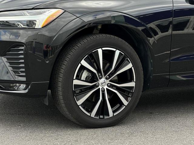 2024 volvo xc60 b5 plus dark theme