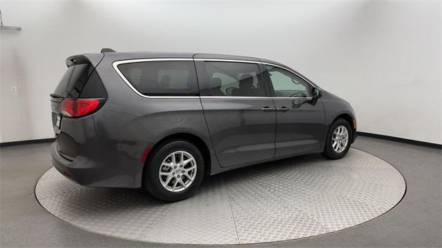 2022 chrysler voyager lx