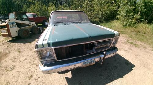 1976 chevy k10 full time 4x4. inline 6 starts up and runs fine. needs some tlc