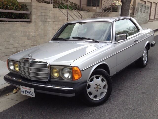 1982 mercedes benz 300cd turbo diesel with sunroof and bluetooth stereo with amp