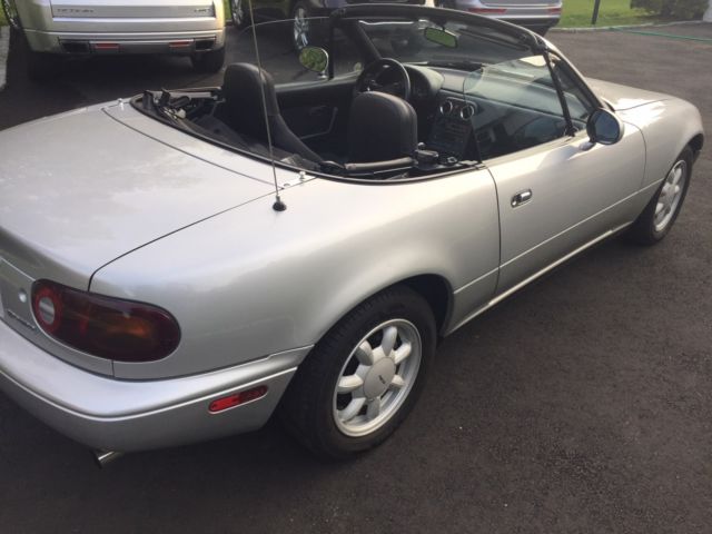 1990 original mazda miata. this car is perfect in everyway with only 53,000 gent