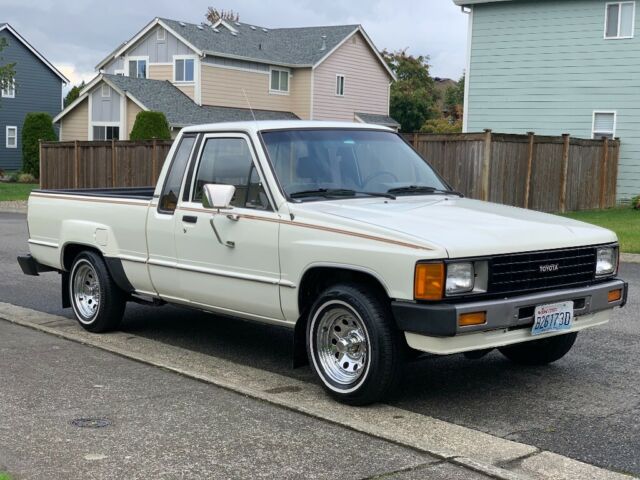 1985 toyota pick up dlx 2.4l 4-cylinder automatic 1-owner low miles
