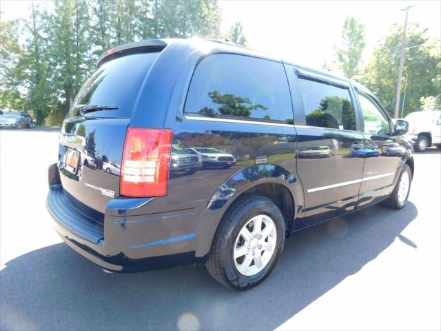 2010 chrysler town & country touring