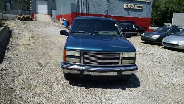 1993 gmc suburban - no reserve - runs an drives - solid body