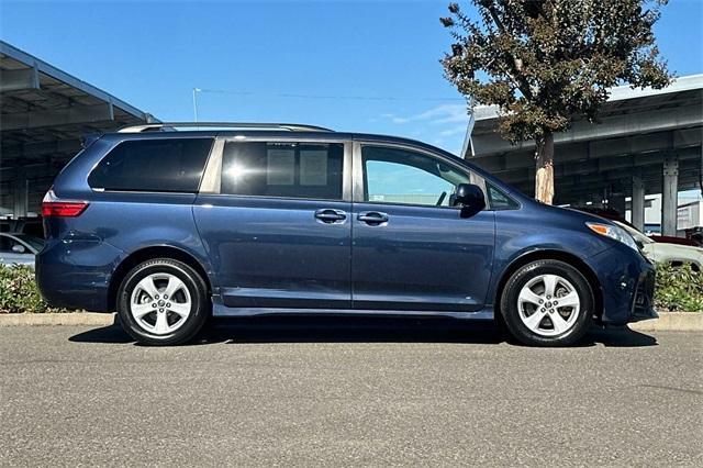 2020 toyota sienna le