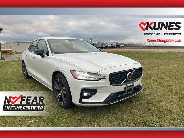 2024 volvo s60 b5 core dark theme