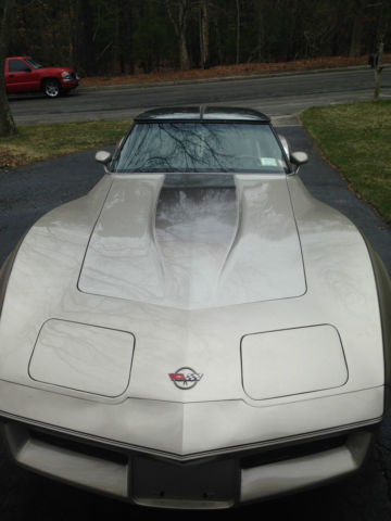 1982 chevrolet corvette collector's edition hatchback 2-door 5.7l