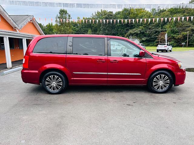 2014 chrysler town & country s