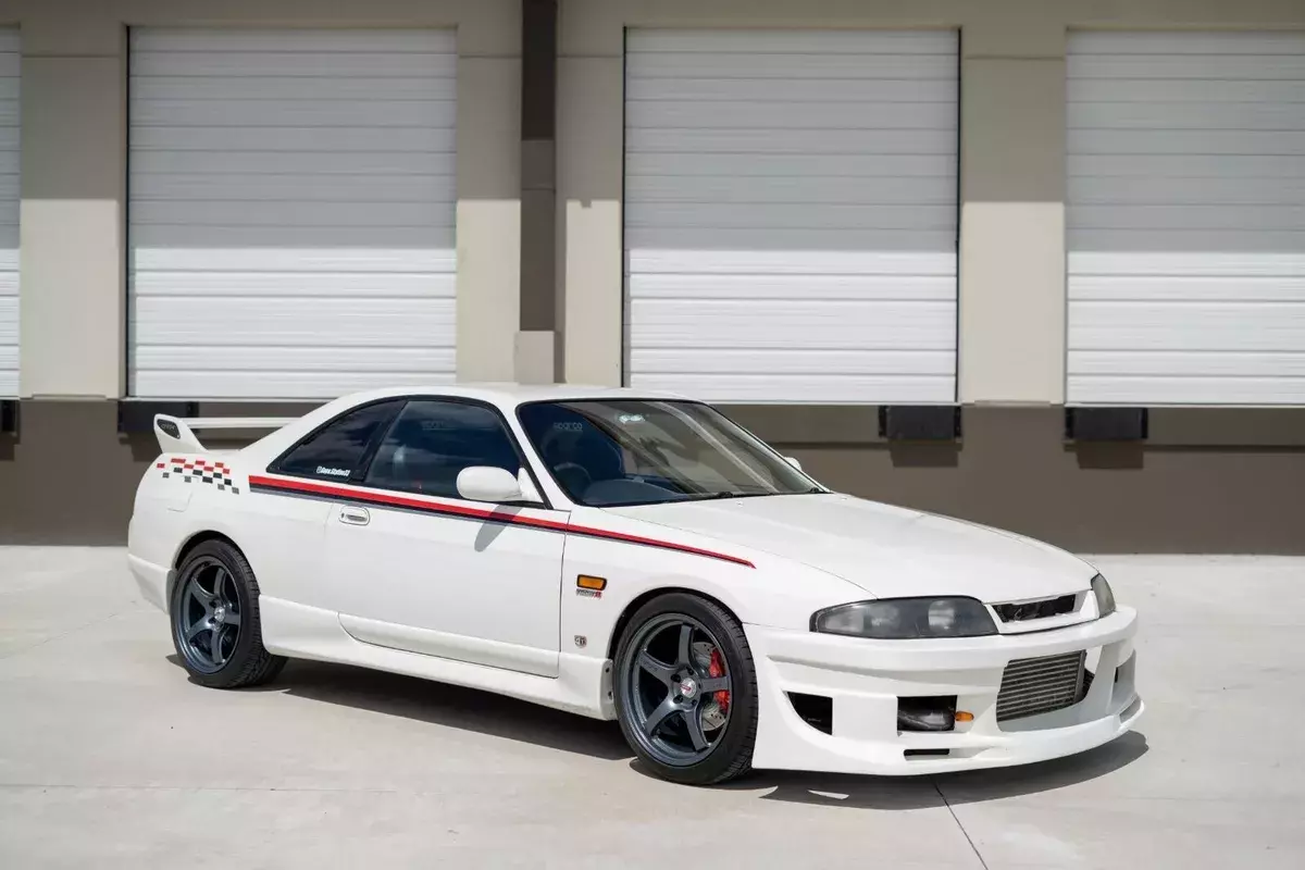 1993 nissan skyline coupe white r33