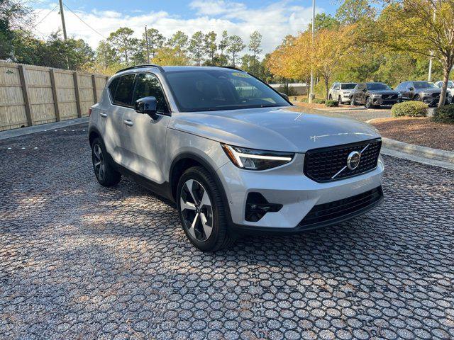 2024 volvo xc40 b5 plus dark theme