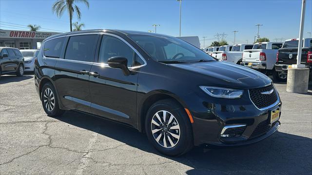 2024 chrysler pacifica hybrid select